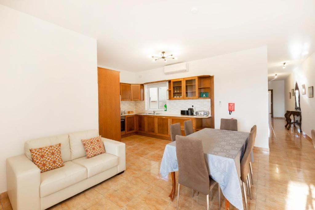Gudja - Lovely 3 Bedroom Unit With Own Private Entrance Exterior foto