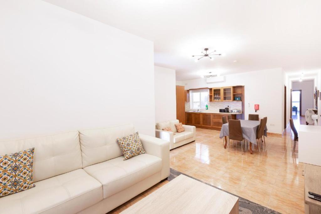 Gudja - Lovely 3 Bedroom Unit With Own Private Entrance Exterior foto